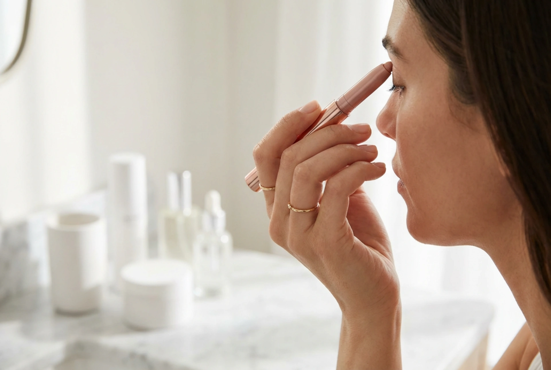 Sombra de ojos en barra: maquillaje rápido, difuminado y fijación