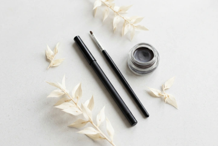 La línea de agua del ojo estéticamente: productos, técnicas y durabilidad del maquillaje